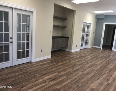 3004 Yandell Drive - Photo Thumbnail 6