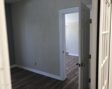 3004 Yandell Drive - Photo Thumbnail 9