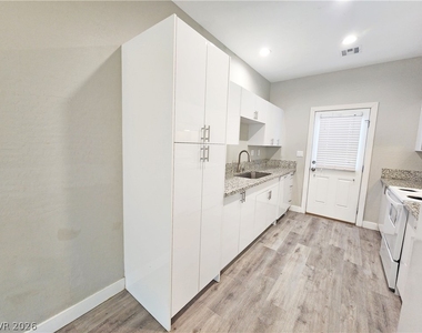 1121 Sixshooter Avenue - Photo Thumbnail 7