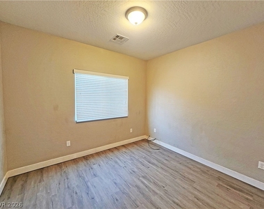 1121 Sixshooter Avenue - Photo Thumbnail 16
