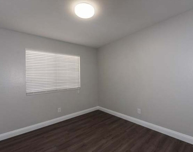1012 Holliston Circle - Photo Thumbnail 7