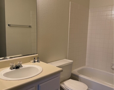 930 N Sloan Lane - Photo Thumbnail 15