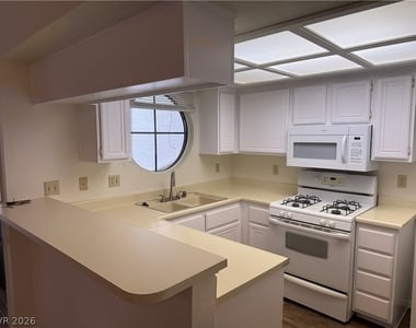 930 N Sloan Lane - Photo Thumbnail 2