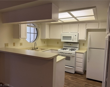 930 N Sloan Lane - Photo Thumbnail 6