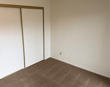 930 N Sloan Lane - Photo Thumbnail 12