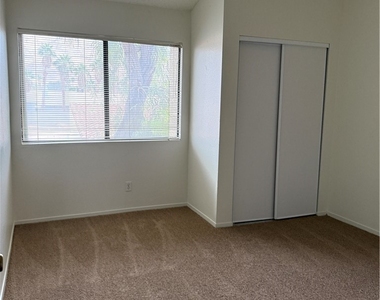 930 N Sloan Lane - Photo Thumbnail 14