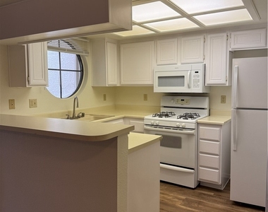 930 N Sloan Lane - Photo Thumbnail 5