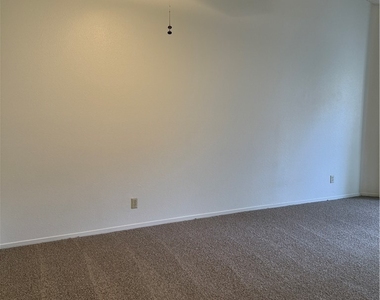 930 N Sloan Lane - Photo Thumbnail 7