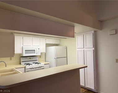 930 N Sloan Lane - Photo Thumbnail 4