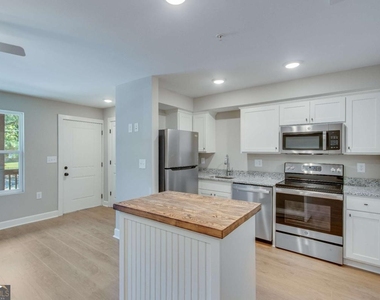 710 Jesse Jewell Parkway Se - Photo Thumbnail 5