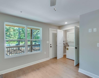 710 Jesse Jewell Parkway Se - Photo Thumbnail 3