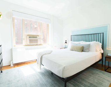 20 STUYVESANT OVAL - Photo Thumbnail 1