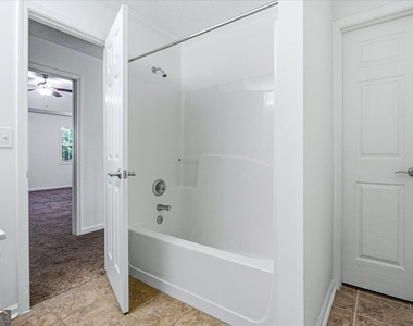 640 Suwanee Lakes Circle - Photo Thumbnail 18
