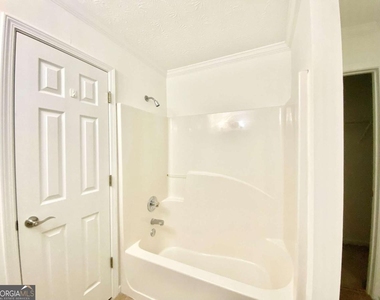 640 Suwanee Lakes Circle - Photo Thumbnail 16