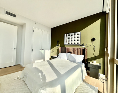 366 Bond Street - Photo Thumbnail 2