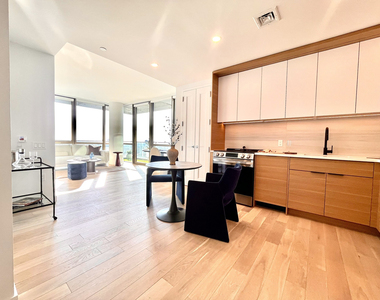 366 Bond Street - Photo Thumbnail 4