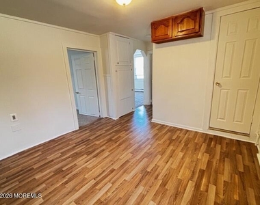 547 Harding Avenue - Photo Thumbnail 3