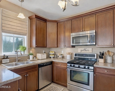 631 Sloan Court - Photo Thumbnail 4