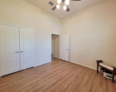 4805 Prairie Aster Drive - Photo Thumbnail 7