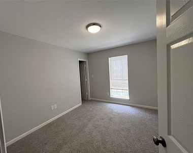 902 Mack Place - Photo Thumbnail 3