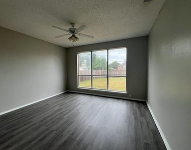 2805 Crater Lake Lane - Photo Thumbnail 6
