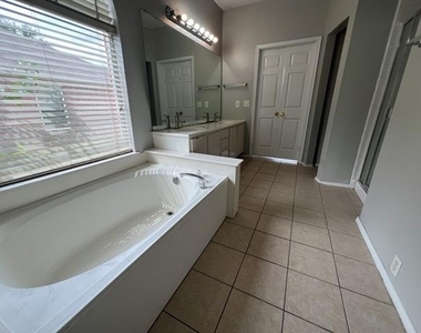 2805 Crater Lake Lane - Photo Thumbnail 9