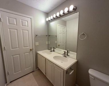 2805 Crater Lake Lane - Photo Thumbnail 12