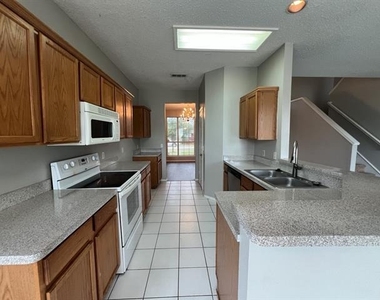 2805 Crater Lake Lane - Photo Thumbnail 4