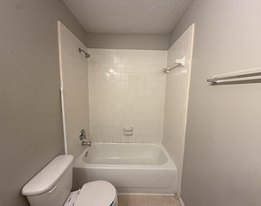 2805 Crater Lake Lane - Photo Thumbnail 13