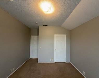2805 Crater Lake Lane - Photo Thumbnail 17