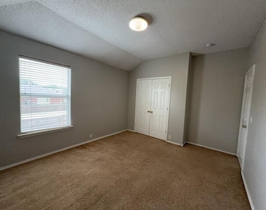 2805 Crater Lake Lane - Photo Thumbnail 11