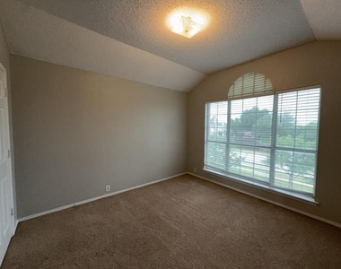 2805 Crater Lake Lane - Photo Thumbnail 16