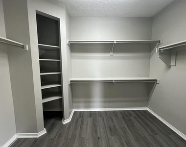 2805 Crater Lake Lane - Photo Thumbnail 7
