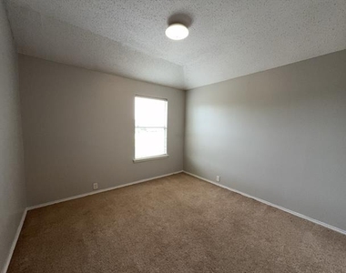 2805 Crater Lake Lane - Photo Thumbnail 19