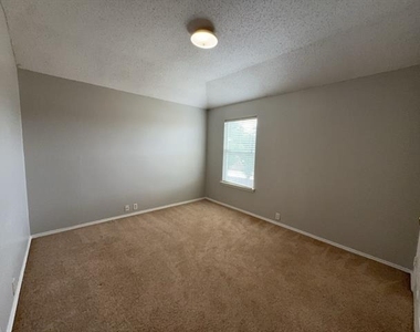 2805 Crater Lake Lane - Photo Thumbnail 10