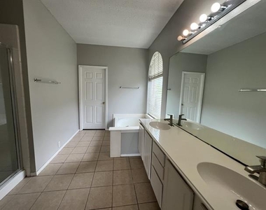 2805 Crater Lake Lane - Photo Thumbnail 8
