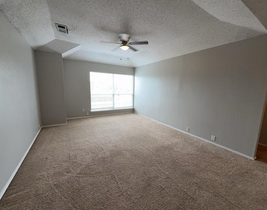 2805 Crater Lake Lane - Photo Thumbnail 15