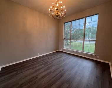 2805 Crater Lake Lane - Photo Thumbnail 3