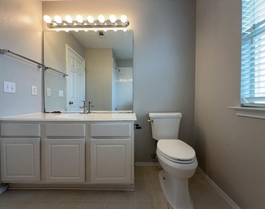 2805 Crater Lake Lane - Photo Thumbnail 18