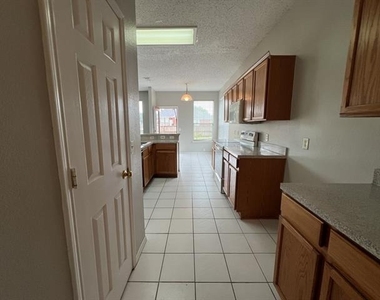 2805 Crater Lake Lane - Photo Thumbnail 5