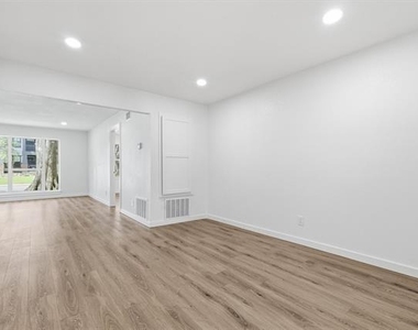 4816 Amesbury Drive - Photo Thumbnail 7