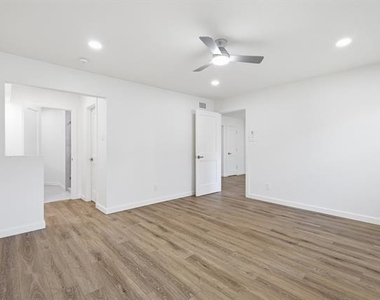 4816 Amesbury Drive - Photo Thumbnail 9