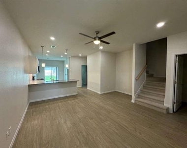 419 W Dulin Street - Photo Thumbnail 3