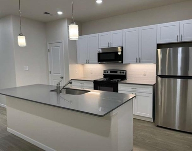 1219 S Austin Street - Photo Thumbnail 4