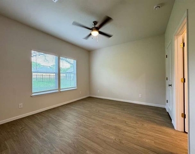 1219 S Austin Street - Photo Thumbnail 9