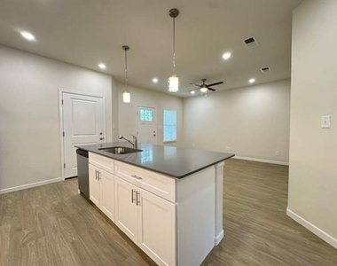 1219 S Austin Street - Photo Thumbnail 6