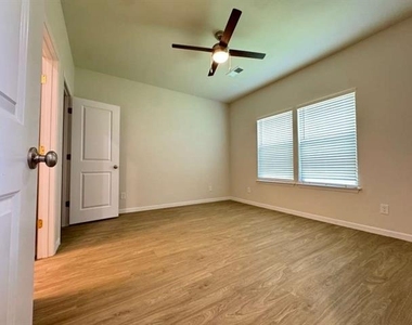 1219 S Austin Street - Photo Thumbnail 7