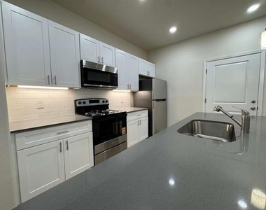 1219 S Austin Street - Photo Thumbnail 5