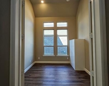 810 Elm Park Drive - Photo Thumbnail 18