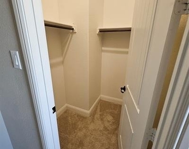 810 Elm Park Drive - Photo Thumbnail 12